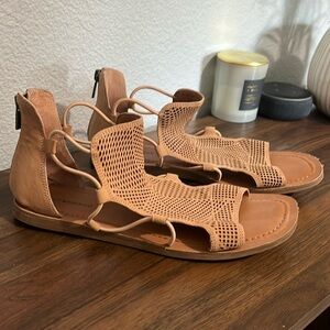 Lucky Brand Barrera Gladiator Sandal, tan/nude suede, size 10